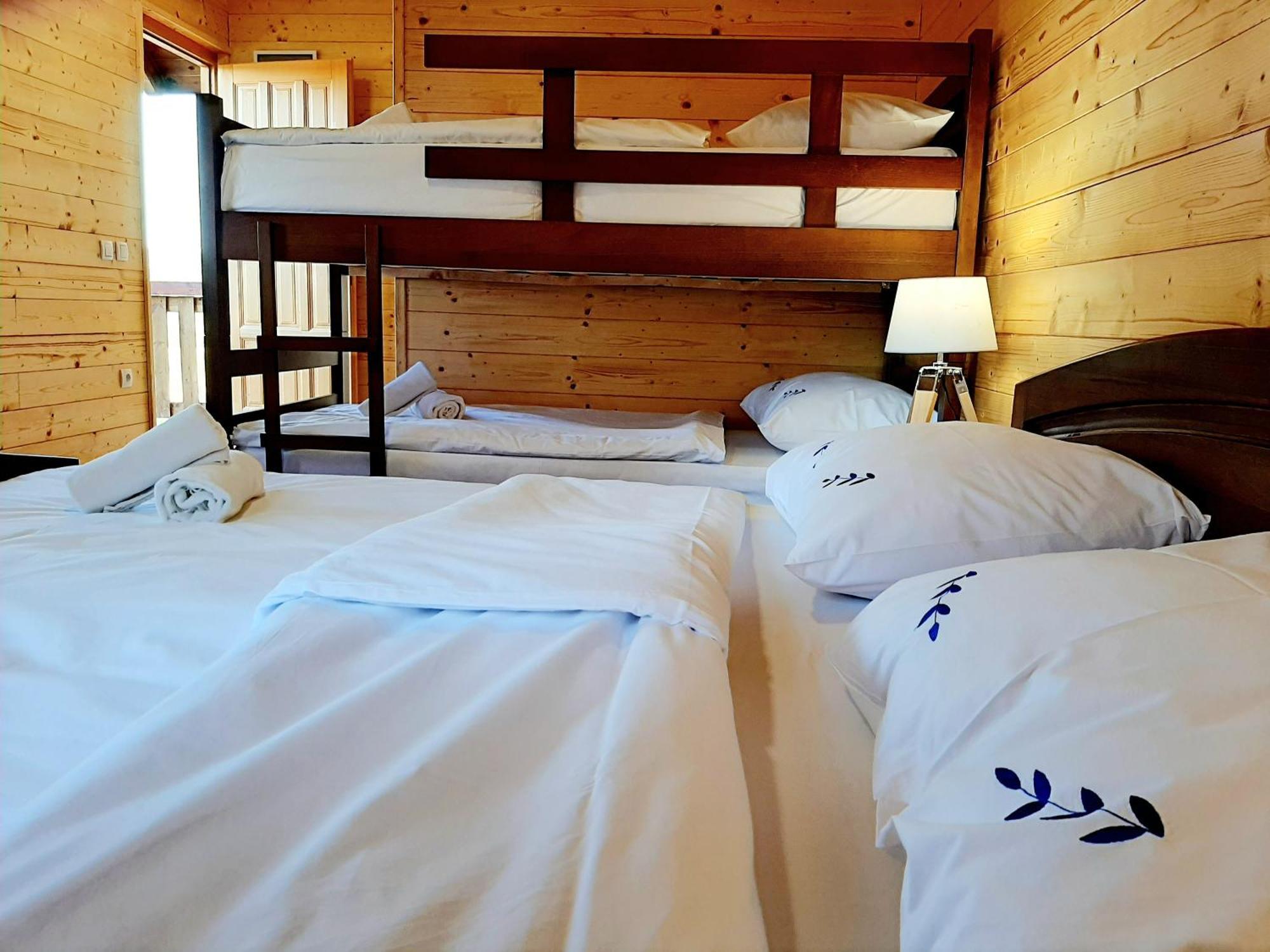 El Paso City, Zlatibor - Unique Wooden Cottages, Treehouse, Wild West Rooms, Accommodation 1-6 People Værelse billede