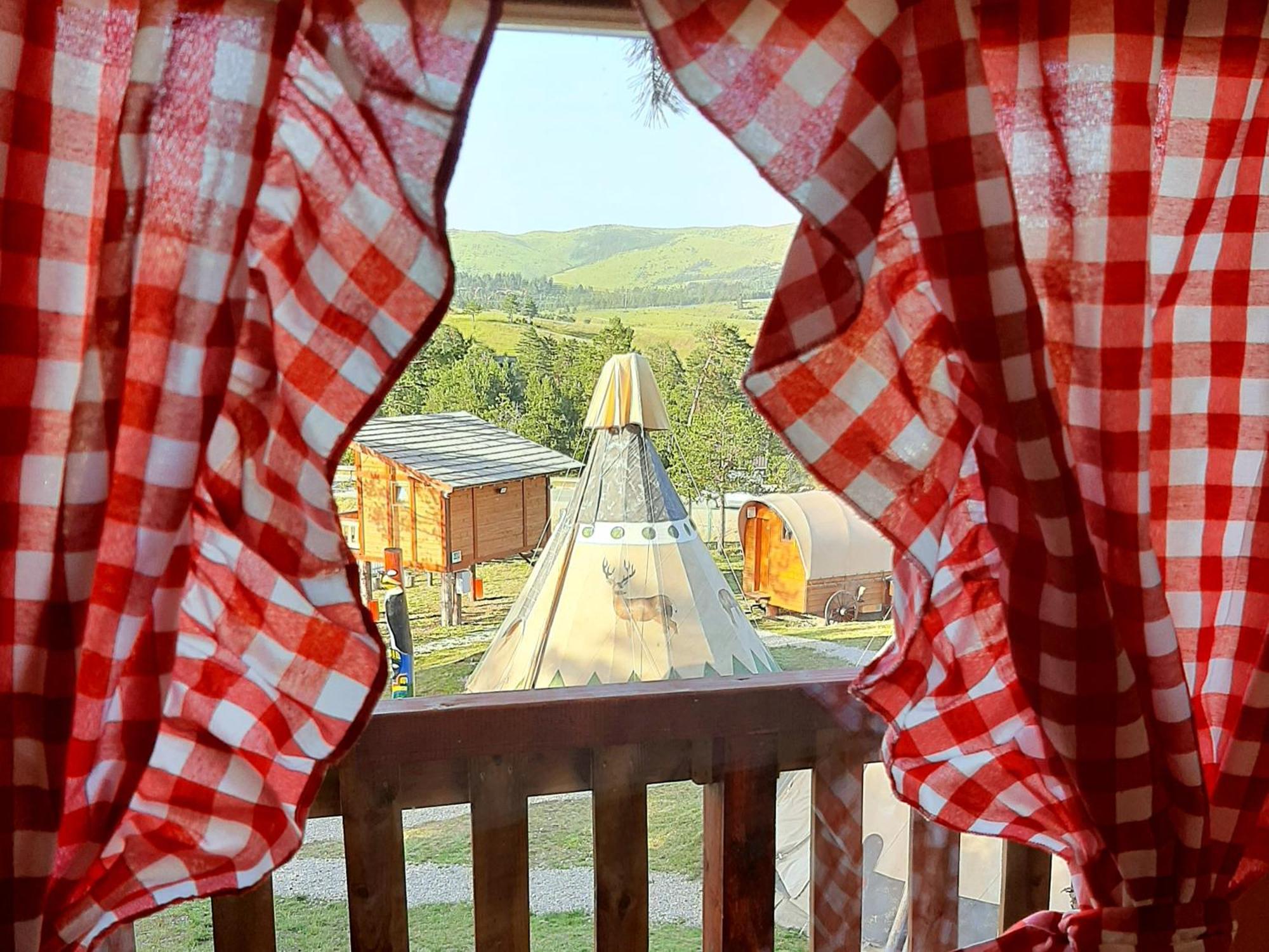 El Paso City, Zlatibor - Unique Wooden Cottages, Treehouse, Wild West Rooms, Accommodation 1-6 People Værelse billede