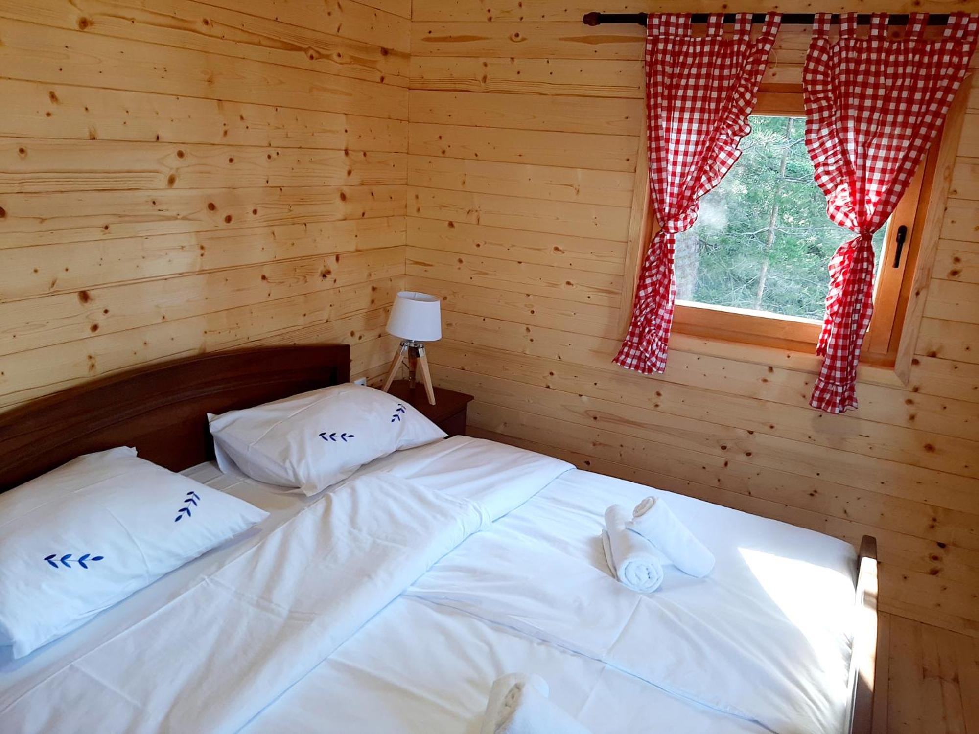 El Paso City, Zlatibor - Unique Wooden Cottages, Treehouse, Wild West Rooms, Accommodation 1-6 People Værelse billede